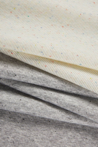 Mousse rib knit fabric close-up with double-layer detail and soft texture for casual knitwear.