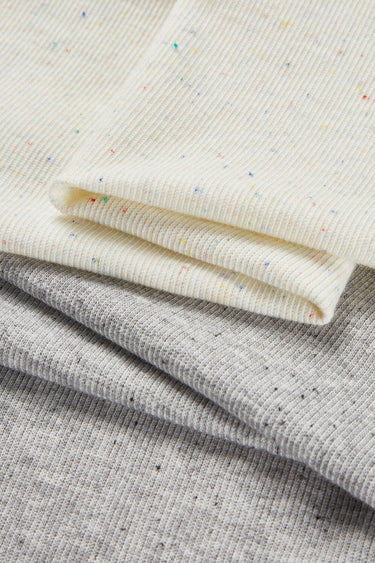 Mousse rib knit fabric close-up with layered fold detail for modern casualwear and comfortable knit garments.
